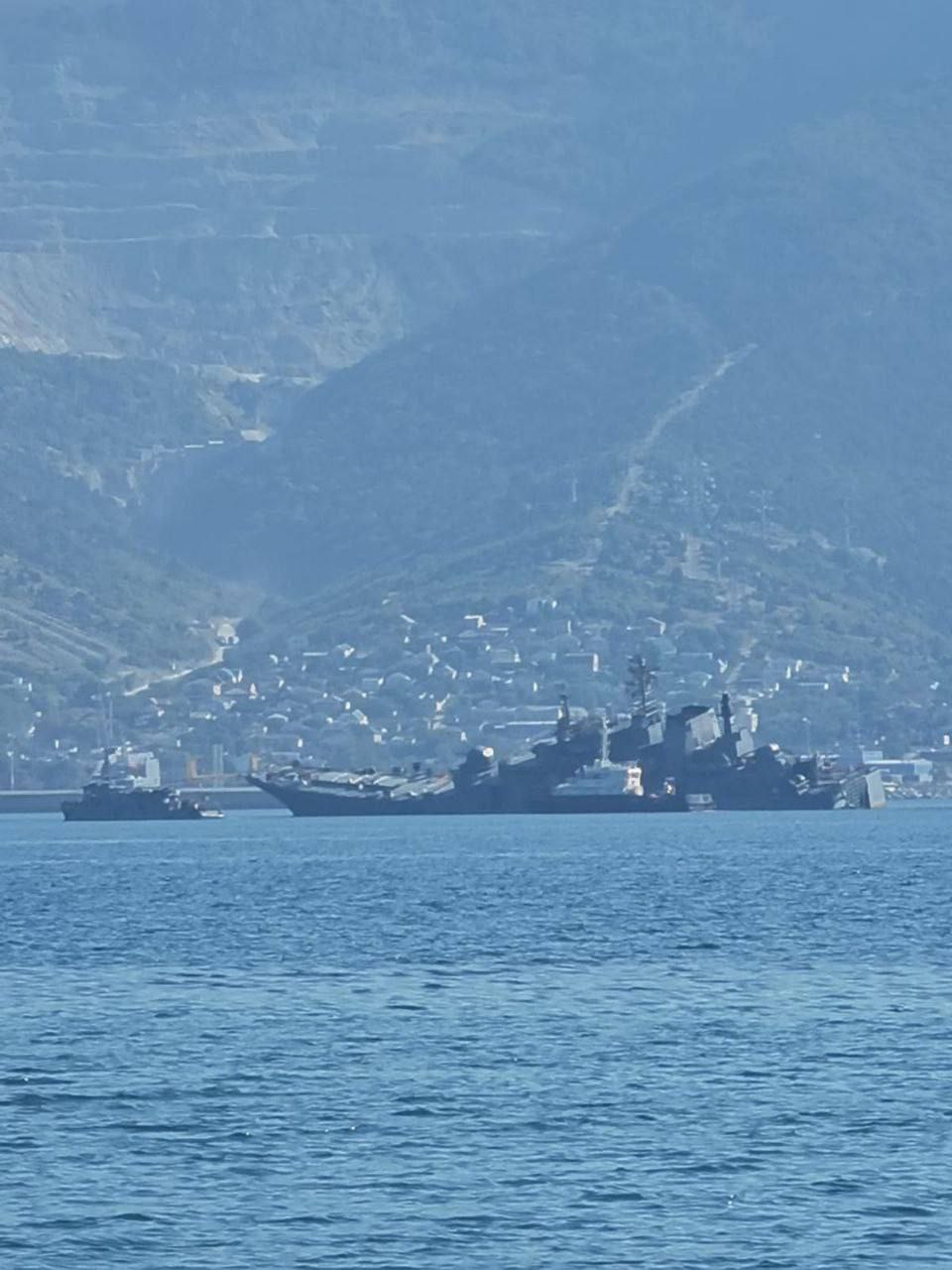 У Новоросійську після атаки дронів тоне великий десантний корабель Росії: кадри — фото