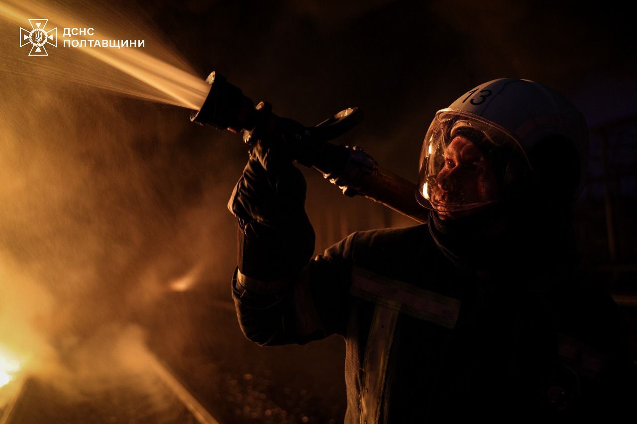 Рятувальники показали кадри наслідків удару по енергооб'єкту у Полтавській області — фото 5