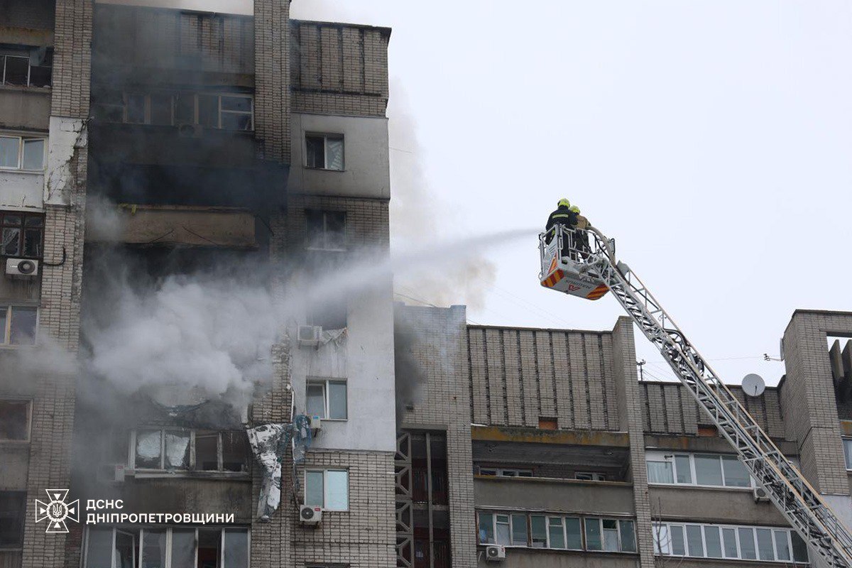 Российский БПЛА влетел в жилой дом в Днепре: 14 пострадавших — фото 4