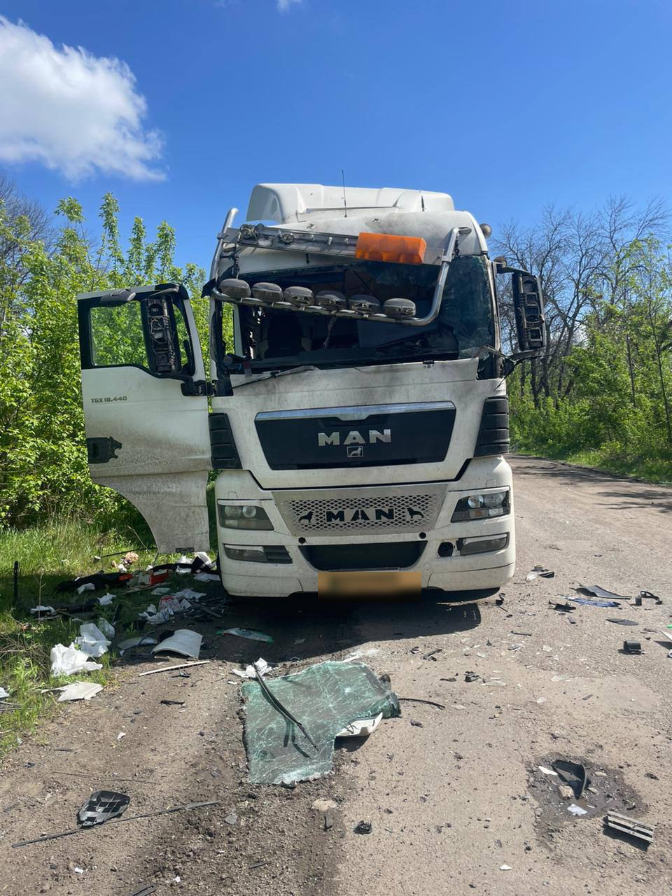 Россияне обстреляли грузовик в районе Волчанска: водитель в тяжелом состоянии — фото