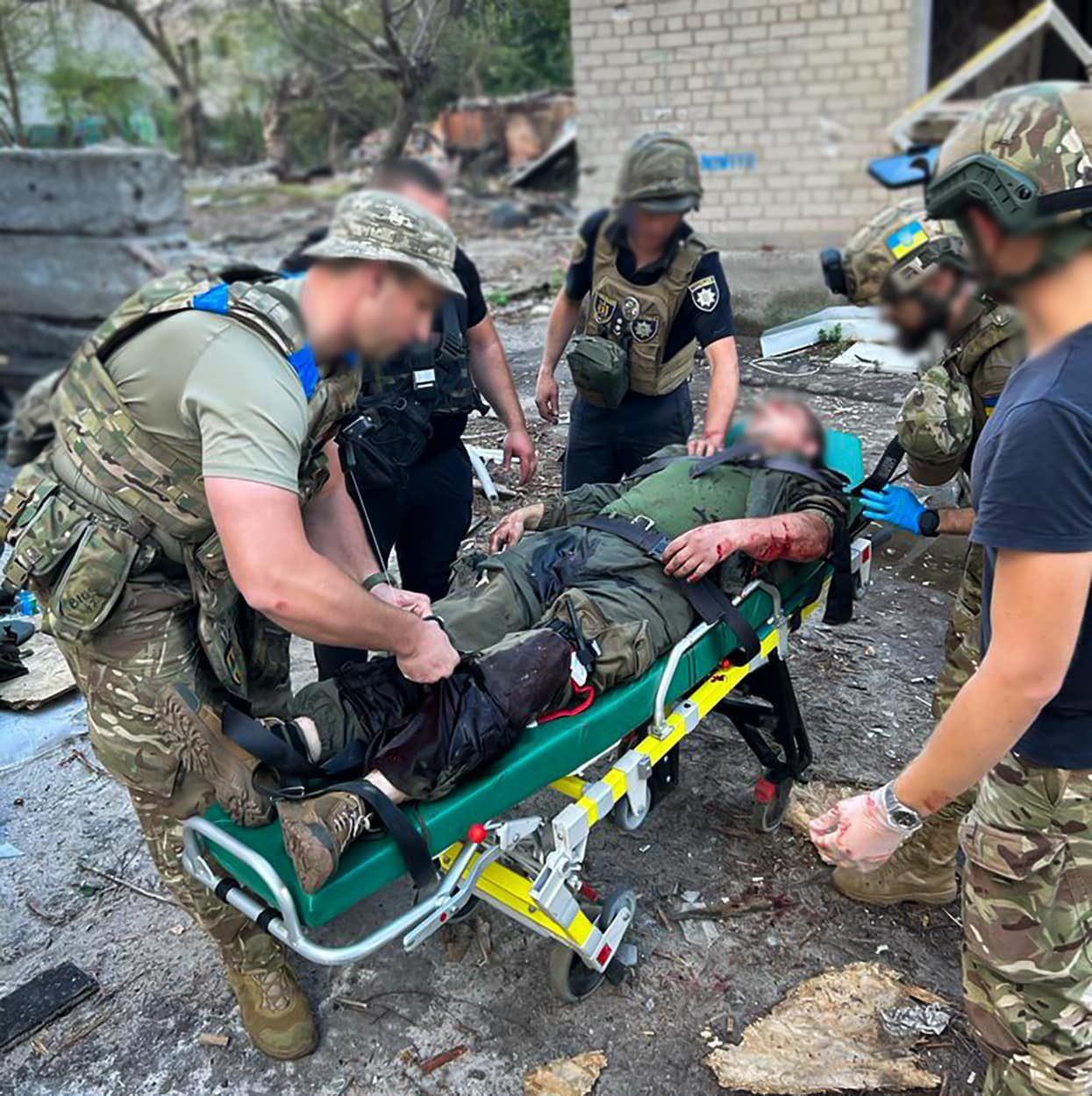 Россияне сбросили авиабомбу на Орехов: есть погибший, раненые в тяжелом состоянии — фото