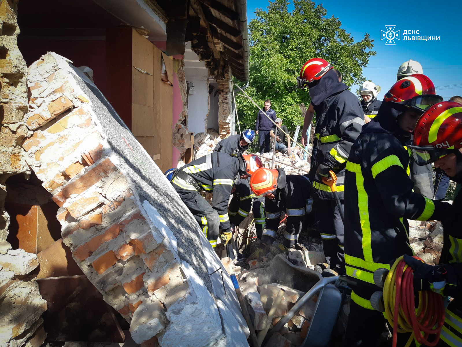 Во Львовской области обрушилась часть жилого дома, погиб 4-летний ребенок:  фото | Postfuctum.info