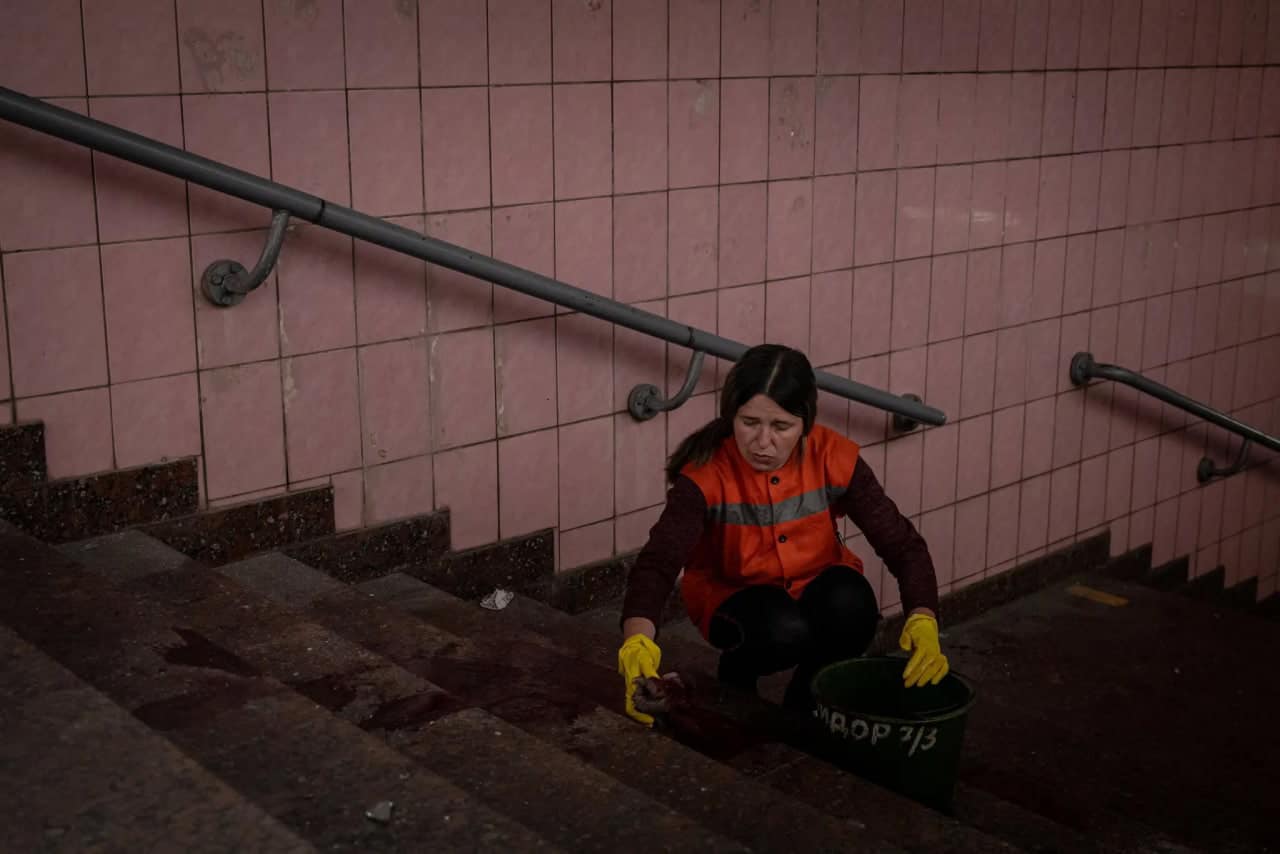 Обстрел Харькова из ”Пионов”: погибли 8 человек, тело младенца отбросило на крышу подъезда  — фото 2