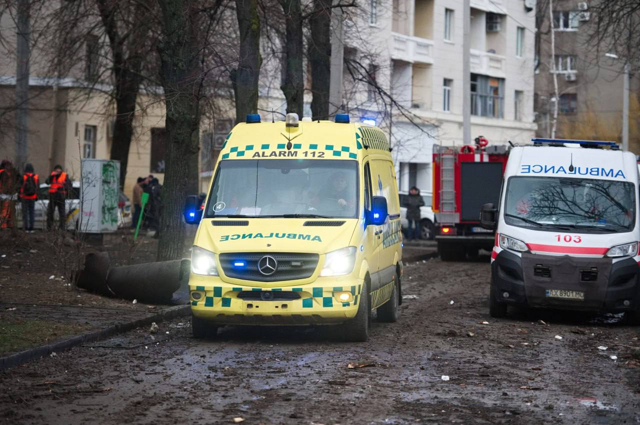 Появились кадры последствий ударов по Харькову: ранены 44 человека — фото 11