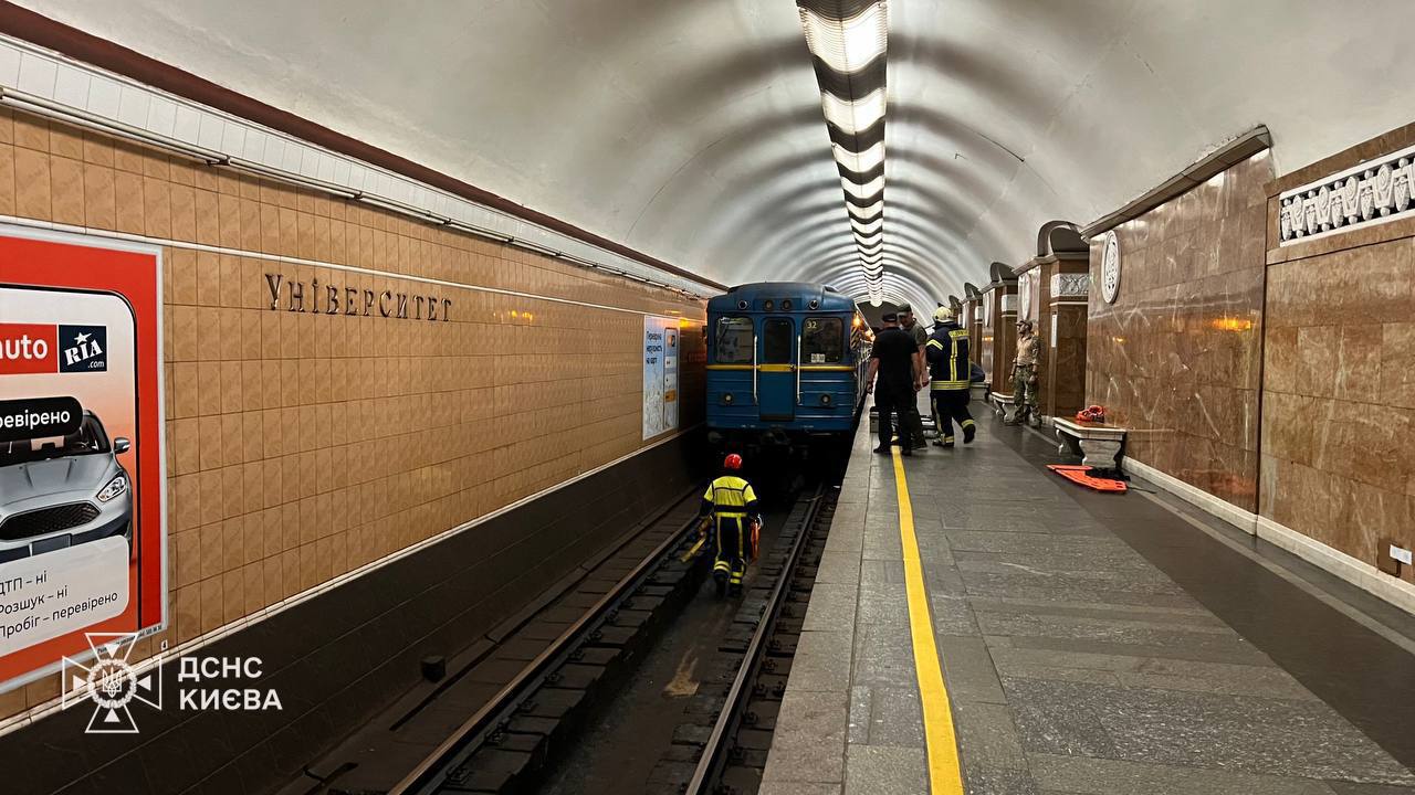 Мужчину, который упал под поезд в киевском метро, деблокировали: спасатели показали, как это было — фото 5