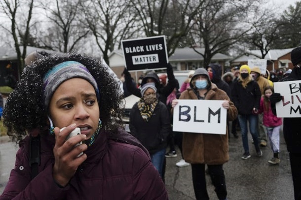 В США разгорается новый протест из-за убийства темнокожего — фото