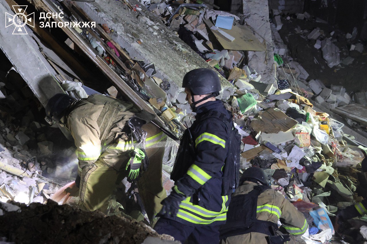 Під завалами гуртожитку у Запоріжжі перебуває 1 особа, постраждали 17: кадри з місця — фото 8 Під завалами гуртожитку у Запоріжжі перебуває 1 особа, постраждали 17: кадри з місця — фото 8