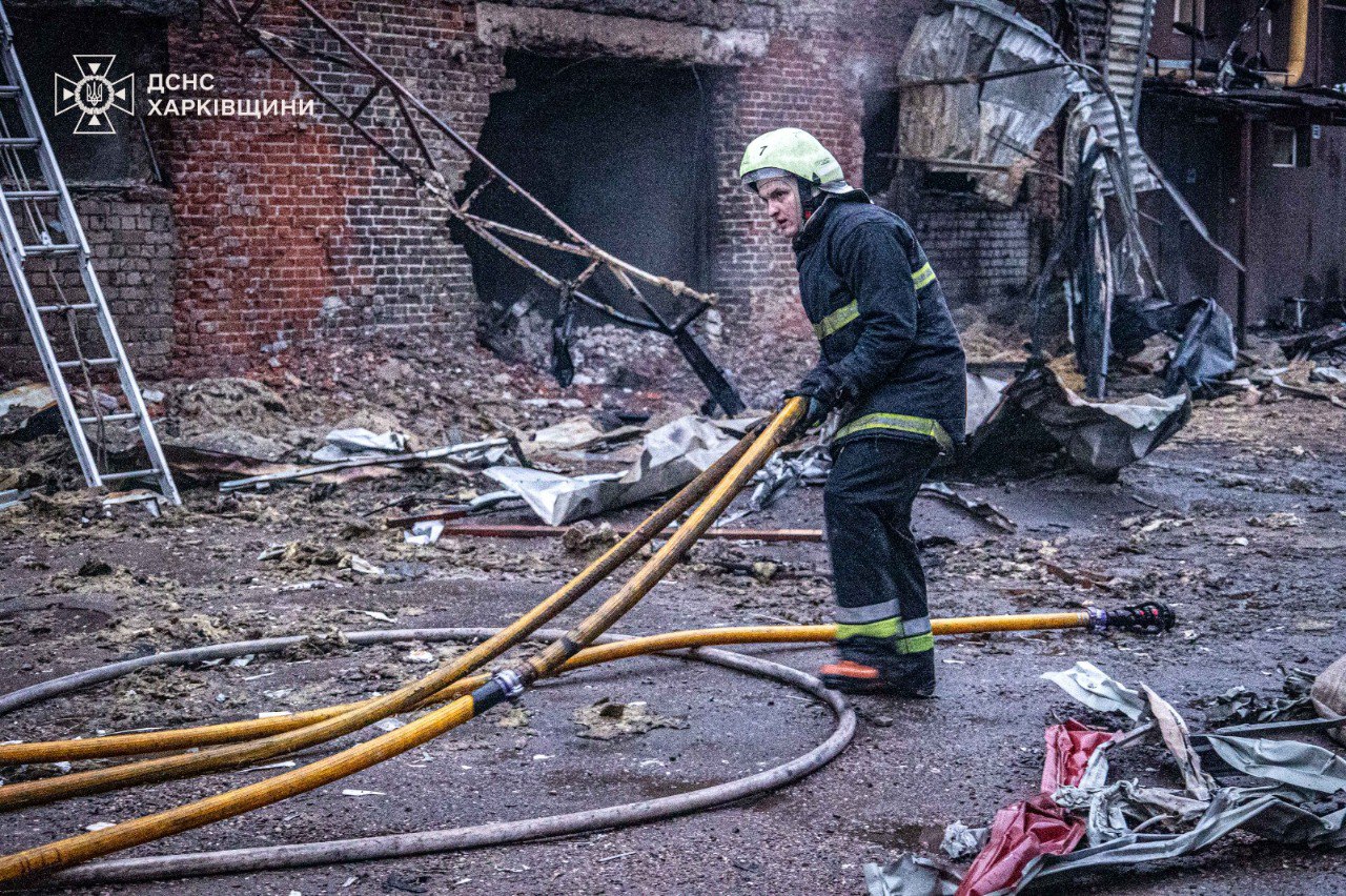 У Харкові загасили масштабну пожежу на підприємстві, яке атакували росіяни: фото  — фото 11