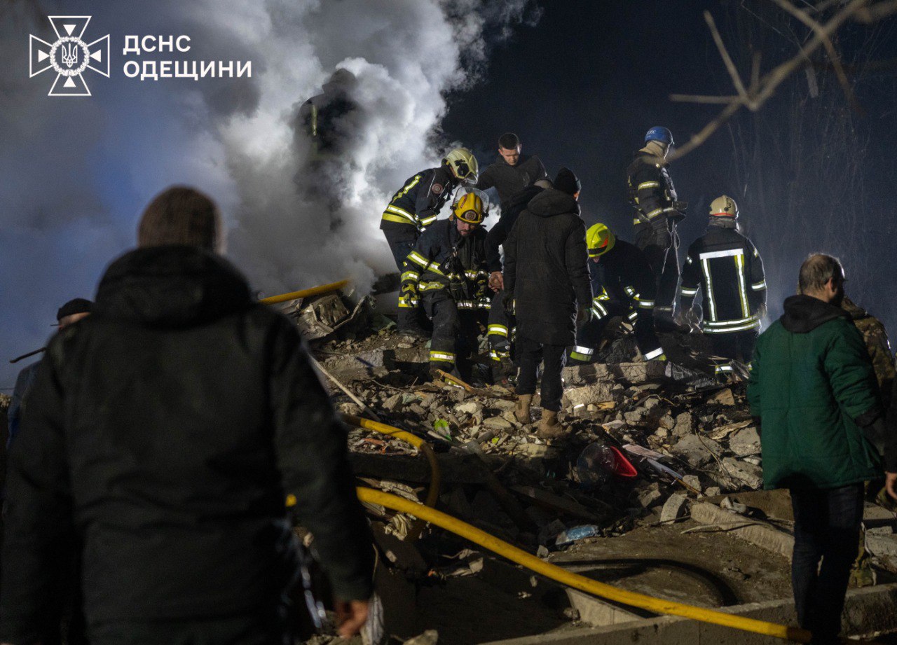 Появились кадры с места удара по жилому дому в Одессе: 2 человека погибли, 7 - не выходят на связь — фото