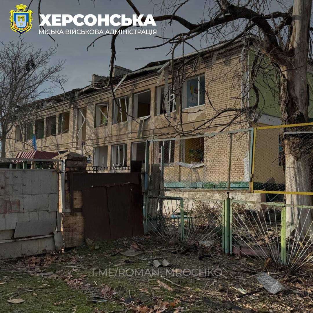 Росія скинула КАБи на дитячий садок та підприємство в Херсоні: кількість поранених зростає (фото, відео) — фото 3