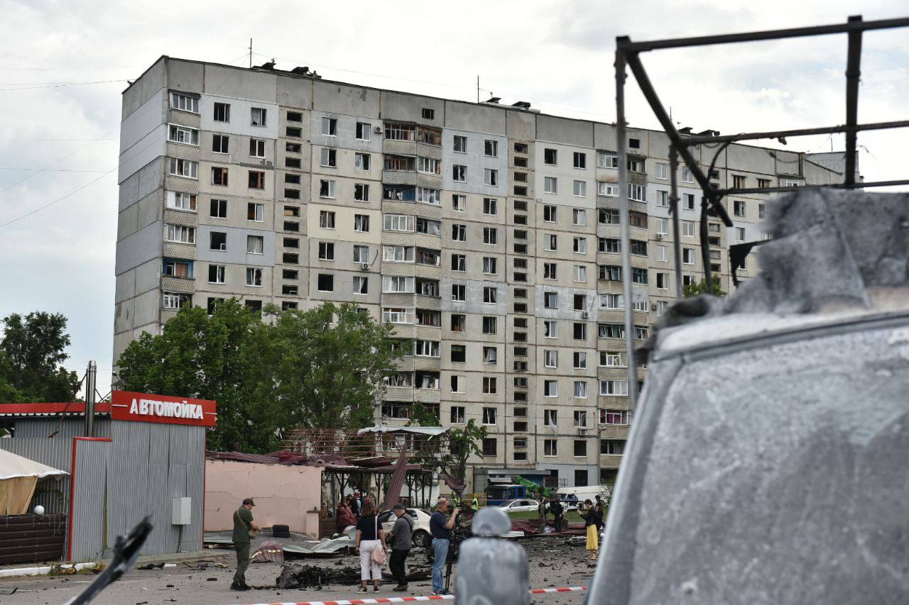 Появились кадры последствий обстрела Харькова: водителю троллейбуса ампутировало ноги — фото 17
