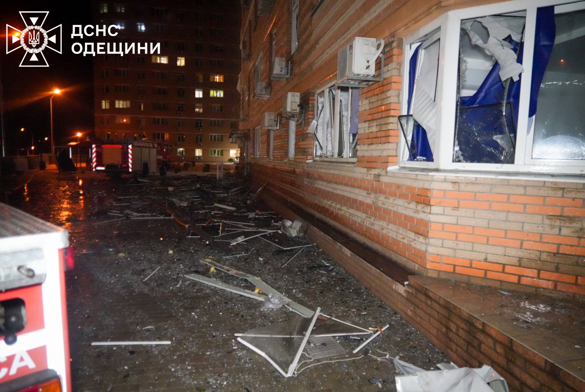 Два человек погибли, 14 пострадали: кадры последствий российской атаки на Одессу — фото 4