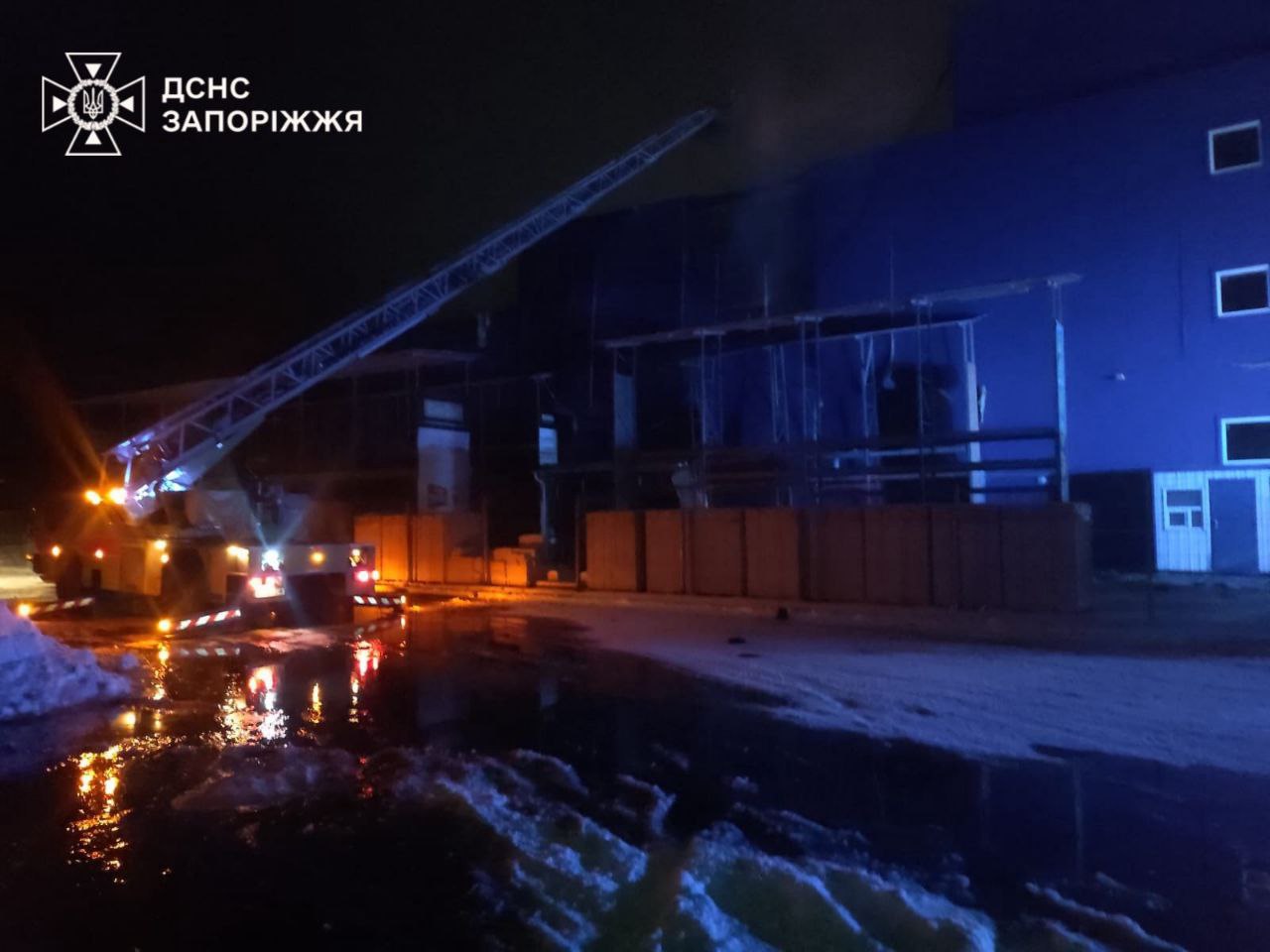 Пошкоджено ТЦ, 39 житлових будинків, поранено людину: наслідки російської атаки на Запоріжжя — фото 2
