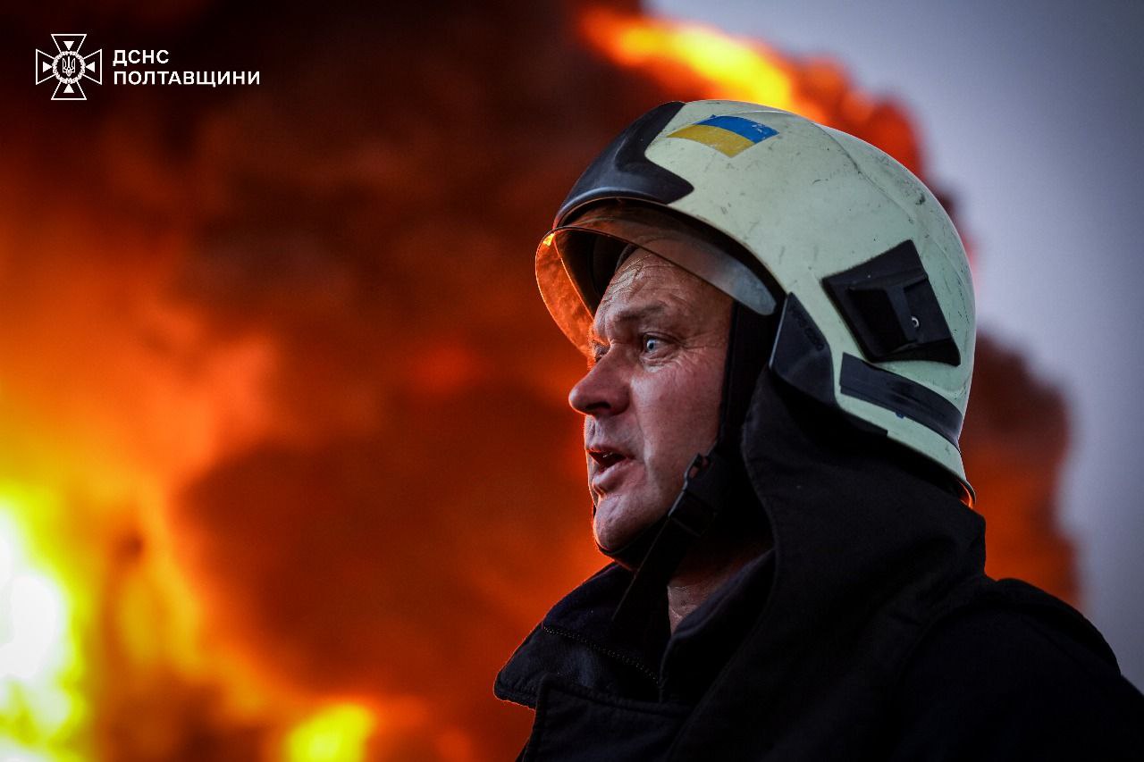 Рятувальники показали кадри наслідків удару по енергооб'єкту у Полтавській області — фото 8