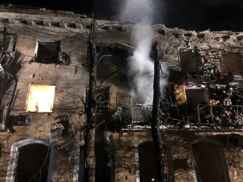 Россияне обстреляли жилой дом в Запорожье: есть погибший, 9 раненых — фото 11