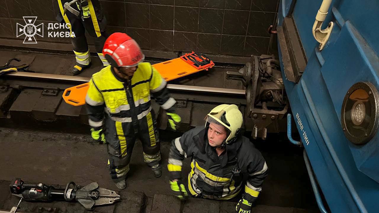 Мужчину, который упал под поезд в киевском метро, деблокировали: спасатели показали, как это было — фото 1