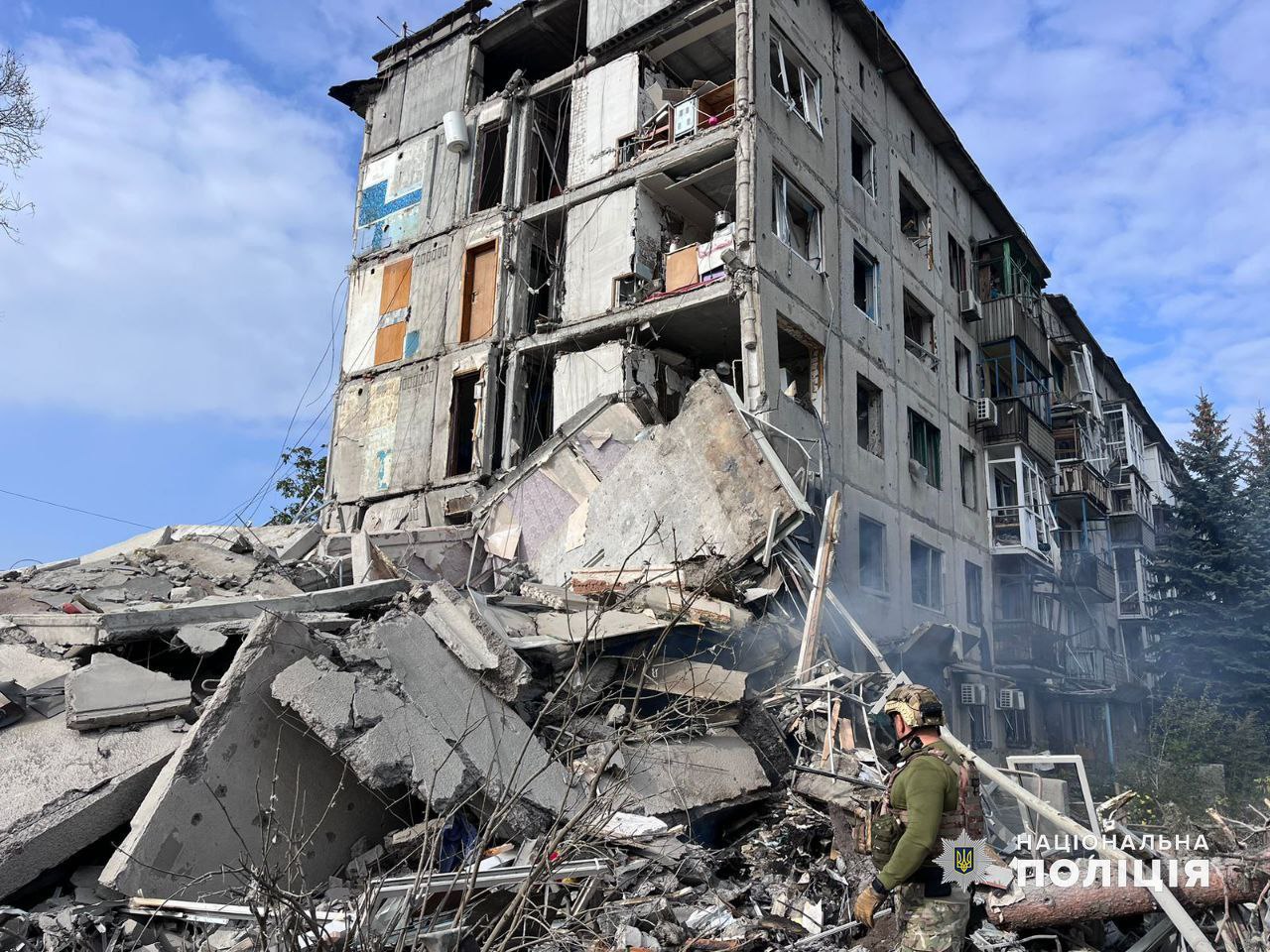 Россияне сбросили авиабомбу на пятиэтажку в Авдеевке: фото — фото