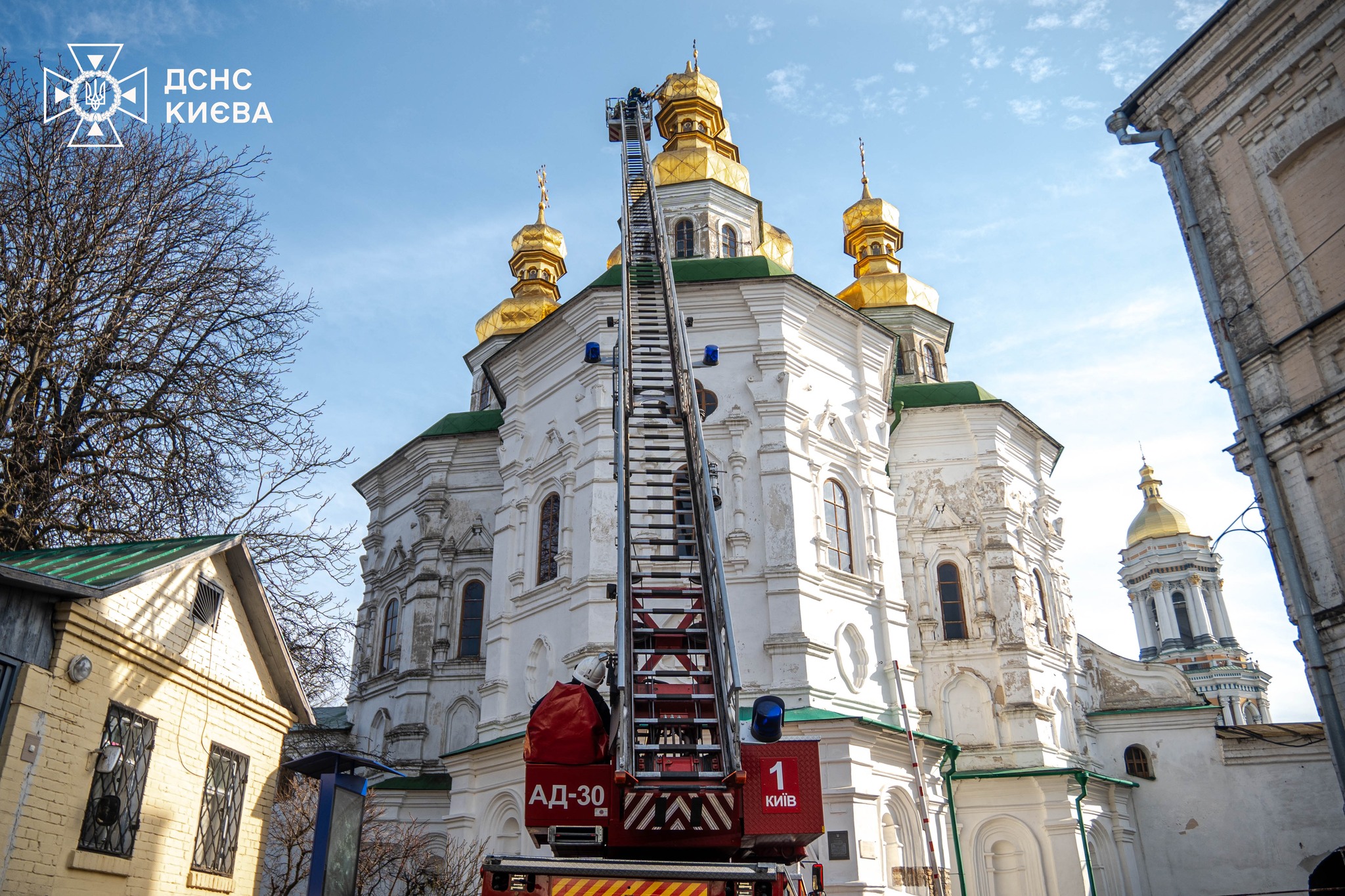 На одному з храмів Києво-Печерської лаври завалився хрест — фото