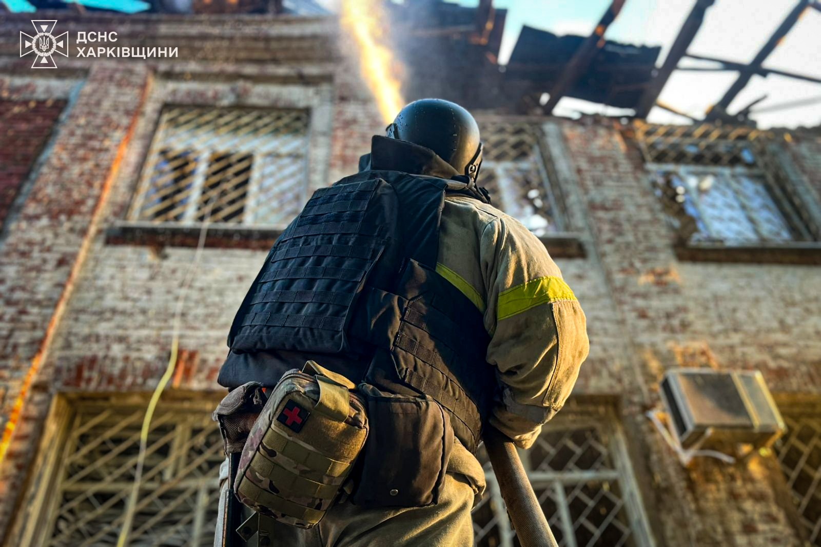 Росіяни вдарили по адмінбудівлі селища Великий Бурлук, зруйнувавши її: фото — фото 7