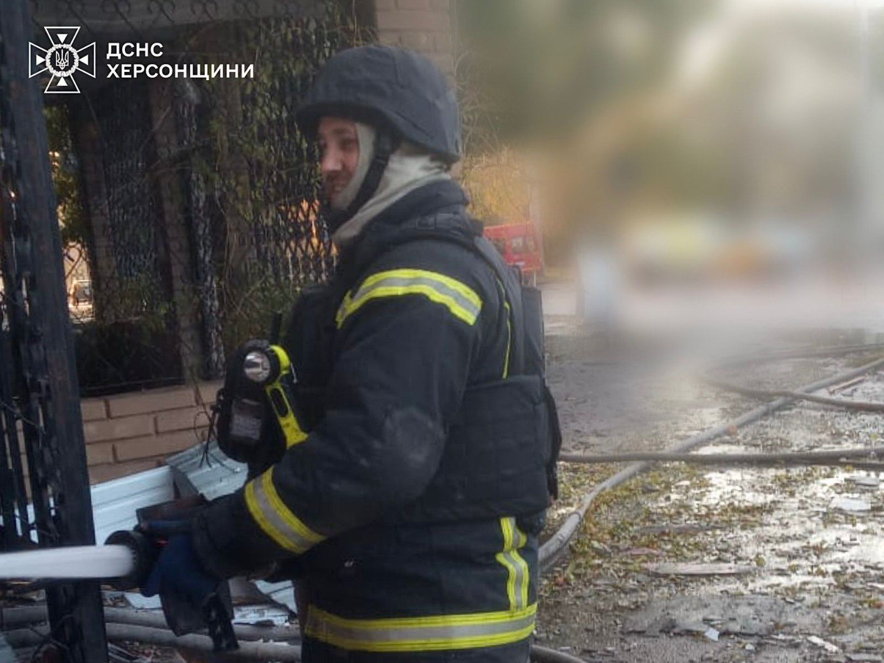 Росіяни атакували Корабельний район Херсона: постраждали троє людей (фото) — фото 1