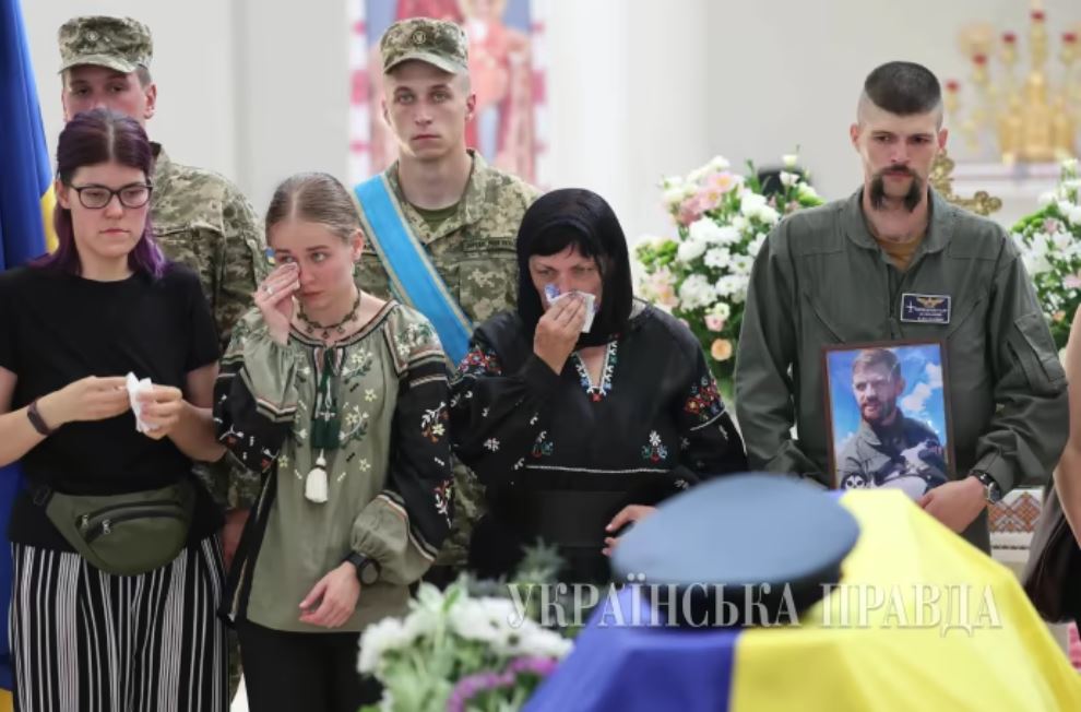 В Киеве проходит церемония прощания с летчиком ”Джусом”: фото — фото
