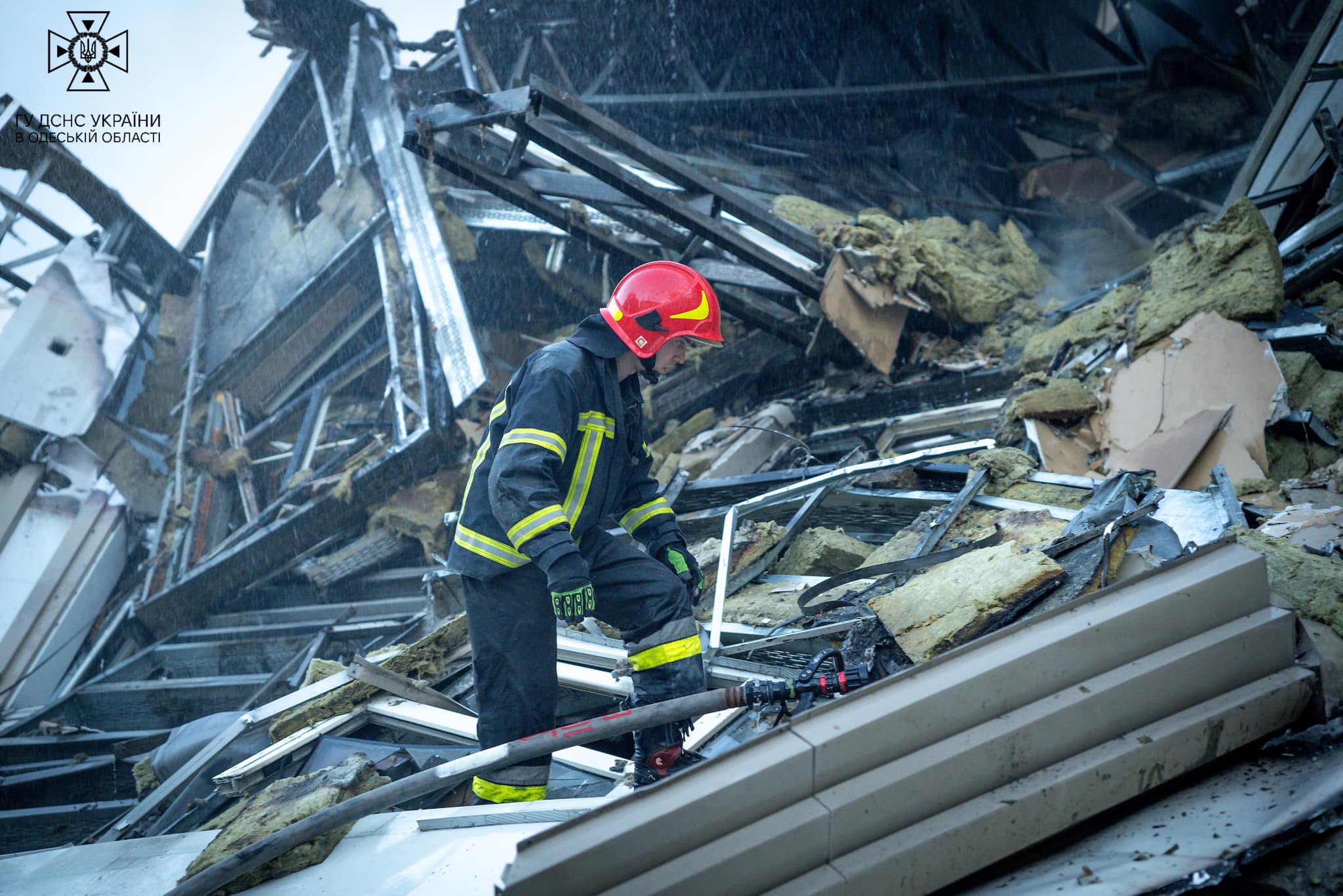 Рятувальники показали, як гасили пожежу після ракетного удару по Одесі: відео — фото 5