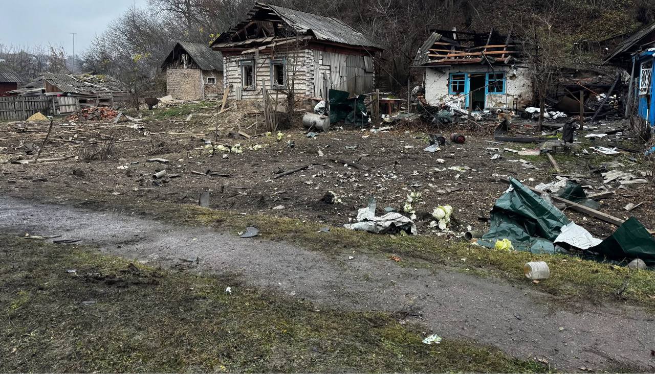 Три человека пострадали в своих домах в результате российского удара по Черниговской области — фото 8