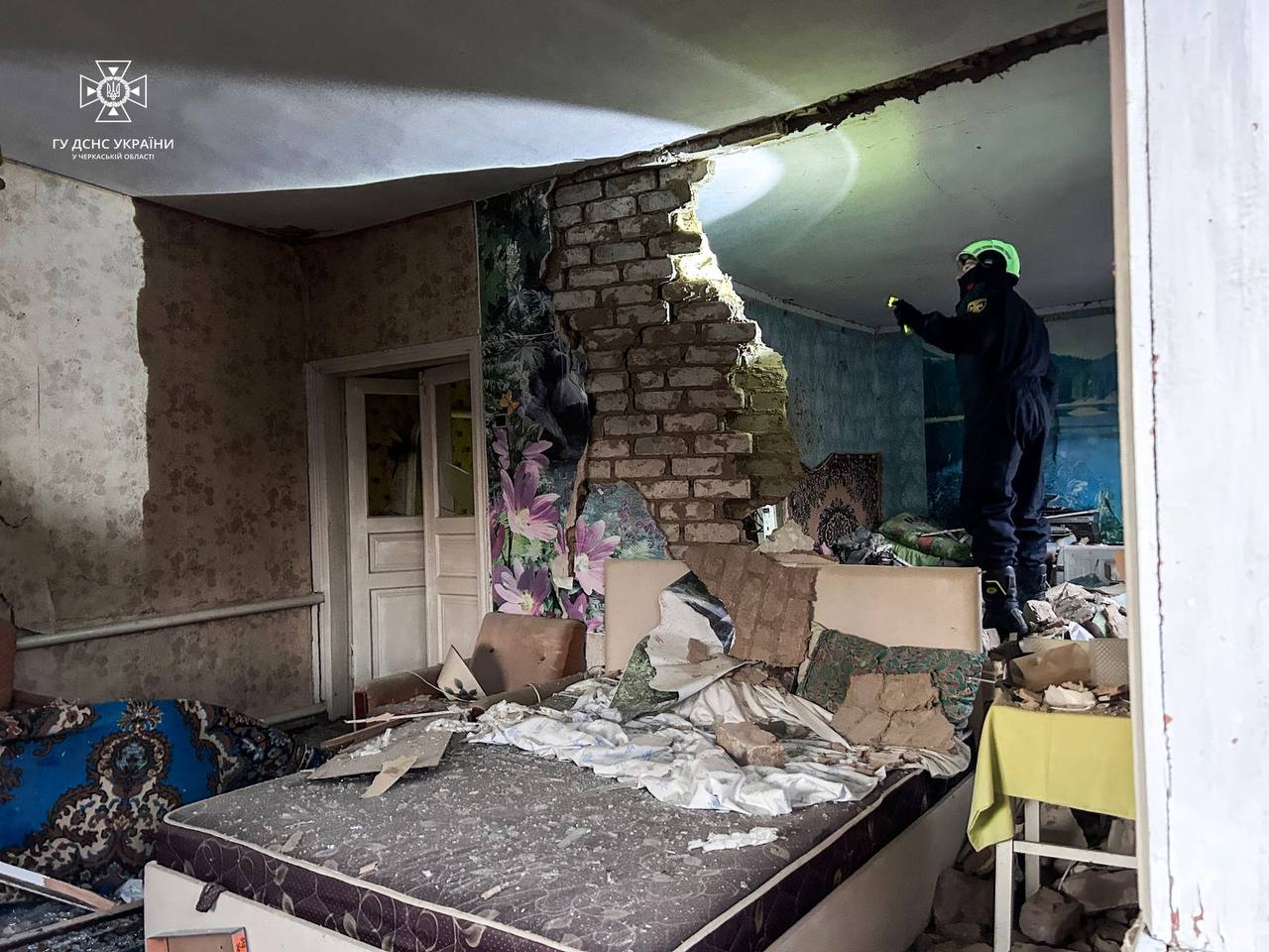 Россияне ударили ракетами по жилому сектору в городе Смела: 8 пострадавших (фото) — фото