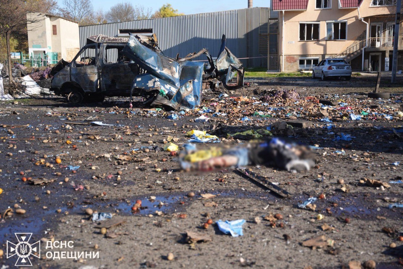 До 10 осіб збільшилася кількість постраждалих під час удару біля ринку в Чорноморську (фото) — фото 1