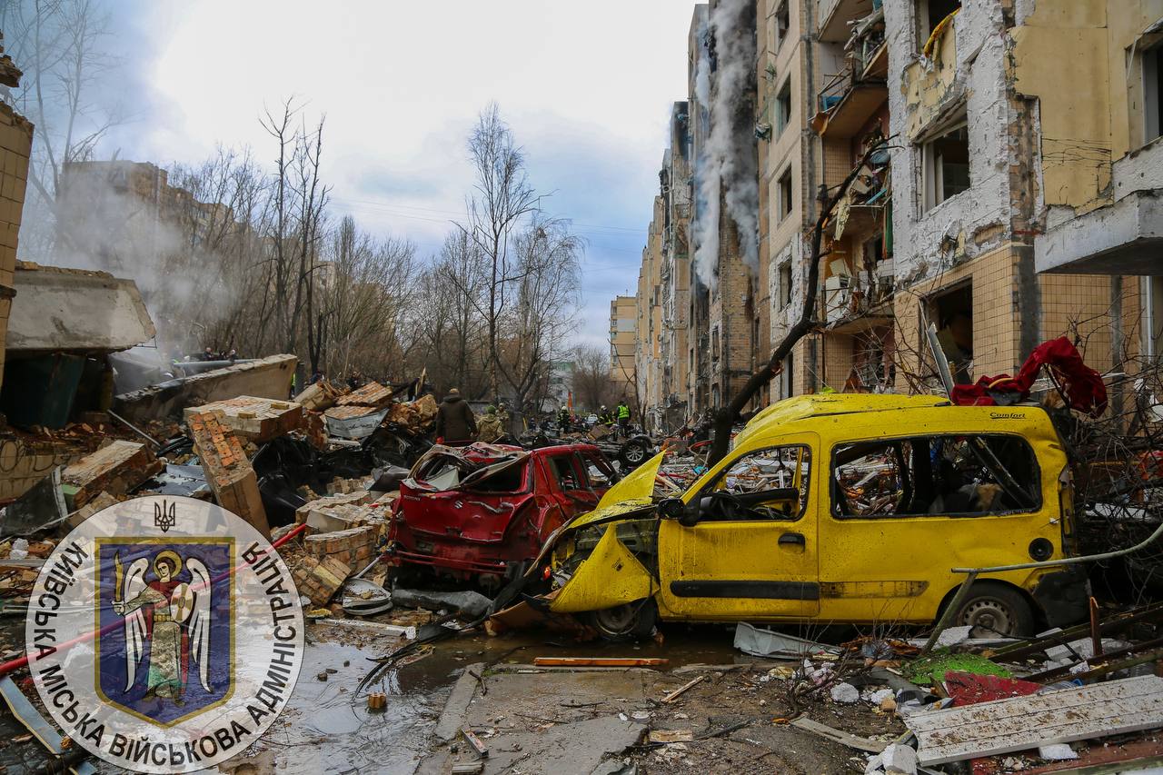 Растет число жертв ракетного удара в Соломенском района Киева: фото последствий российской атаки — фото 3